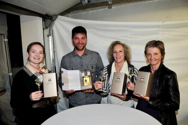 Thomas Oberdanner, flankiert von Andrea Strasser (Logodesign, li.), Sandi Umlauf (Graphik, 2.v.re.) und Fotografin Heidi Kastl | Foto: Hassl