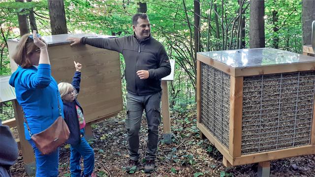 Spannend: "Welcher 'Meter Holz' ist am Schwersten?", fragt Hans Peter Mimra. | Foto: RAXmedia