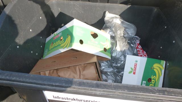 Vierte 1.100 Liter Restmülltonne beim Graz-Marathon 2019 (Labestation Fischergasse). Wer erkennt einen Restmüll?