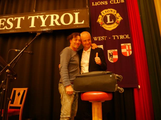 Gregor Bloeb - Gatte von Nina Proll (links) mit dem Saxophonisten der Band