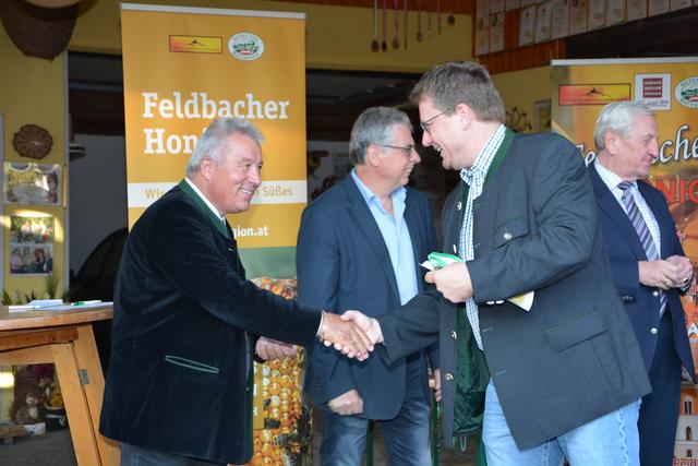 Auch der Österreichische Imkerpräsident a.D. gratulierte zum Erfolg.