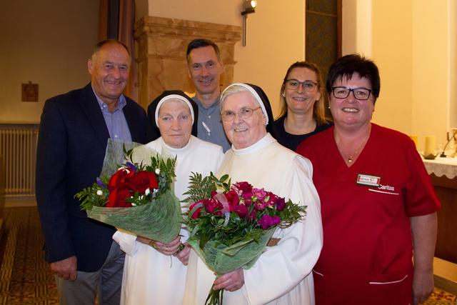 Bildunterschrift:
Feierten mit Schwester Emmanuela Hinterreiter (2. v. l. vorne) und Schwester Henrika Hauser Abschied: Generalpriorin Sr. Monika Zangerle (links), Joseph Lakkapamu, Leszek Zagoroswski, Josef Marketz, Benedikt Plank, Miroslav Váňa, Robert Wurzer und Bernard Grabowski (hinten von links)