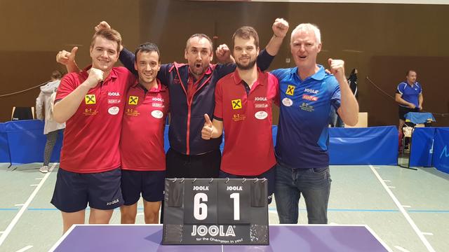 Das 6:1 über Charenton aus Frankreich war der zweite Kantersieg im Intercup für den TTC Kuchl. Damit lebt die Chance auf den erneuten Einzug in die Elite-League. V.li.: Thomas Ziller, Balasz Fixl, Trainer Attila Halmai, Mate Moritz und Obmann Hannes Wimmer.