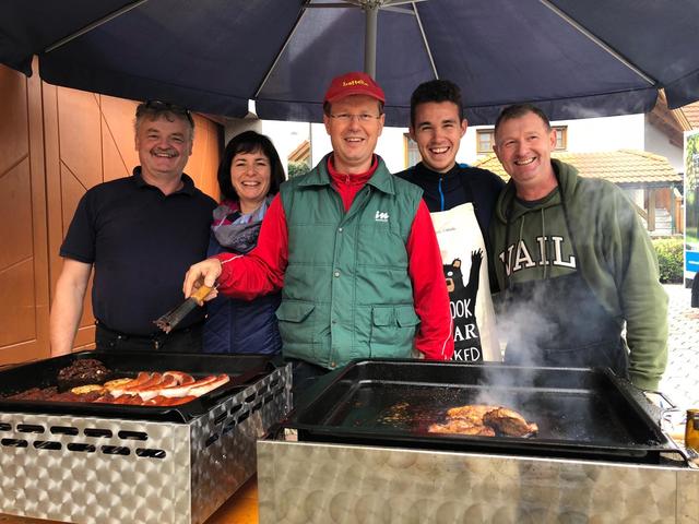 Der Duft von Ripperl, Würstel und Grillkäse legte sich am Sonntag über Absdorf. Ausgegangen ist der Geruch von dem Grill der Familie Hiegesberger - den Grätzelfest-Gewinnern -, den die Grillmeister Rudolf Hell, Eva, Anton und Martin Hiegesberger und Wolfgang Seeböck noch ein letztes Mal für heuer angeheizt hatten.