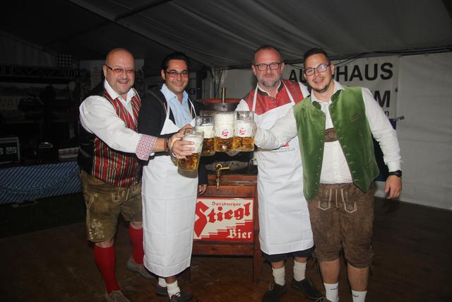 Erich Hengl (Brauerei Stiegl), Bürgermeister Daniel Pongratz, Obmann Harald Steinböck und Stefan Rath nach erfolgtem Bieranstich.