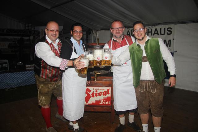 Erich Hengl (Brauerei Stiegl), Bürgermeister Daniel Pongratz, Obmann Harald Steinböck und Stefan Rath nach erfolgtem Bieranstich.   | Foto: Manfred Wlasak