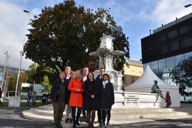 Die Verantwortlichen vor dem neu enthüllten Leopoldsbrunnen.