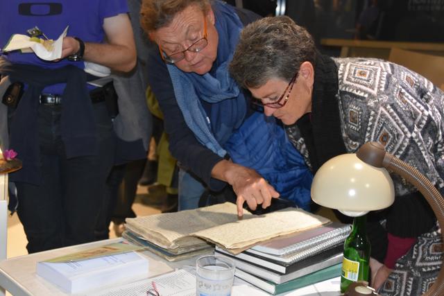 Theaterautorin Claudia Lang-Forcher blickt in die orginalen Aufzeichnungen von Anton Falger | Foto: Elisabeth Wintergerst