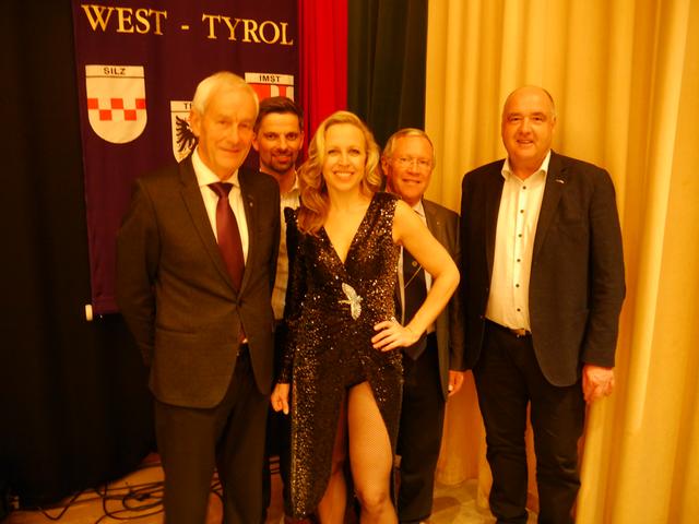Der Vorstand des Lion Club West Tyrol mit Nina Proll in der Mitte