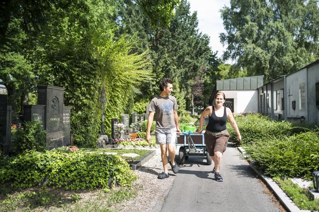 Kevin und Cornelia unterwegs mit dem Bollerwagen. | Foto: A. Balon