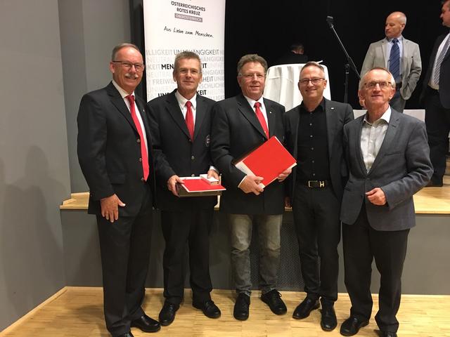 v.l.n.r.: Rot Kreuz Präsidiumsmitglied Gerald Hackl, Herbert Markler, Gustav Moser, Rot Kreuz Landesgeschäftsleiter Erich Haneschläger, Rot Kreuz Bezirksstellenleiter Georg Wojak. | Foto: RK OÖ