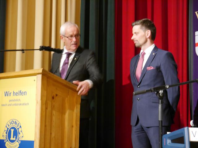 Der Präsident des LIons Club West Tyrol bei der Begrüßungsansprache