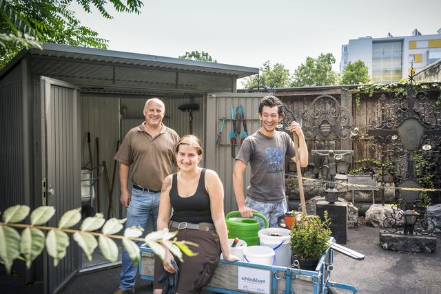 v.l. Günther Kerbl, stv. Bereichsleiter der Integrativen Beschäftigung, Gärtnerin Cornelia Schellmann und der integrativ Beschäftigte Kevin.
 | Foto: A. Balon
