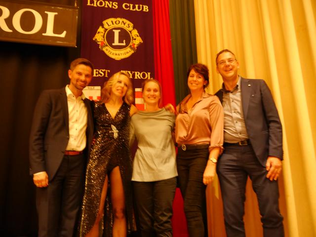 Nina Proll inmitten von Martin Anker und Gattin (links) sowie Michael Pfeifer mit Gattin rechts