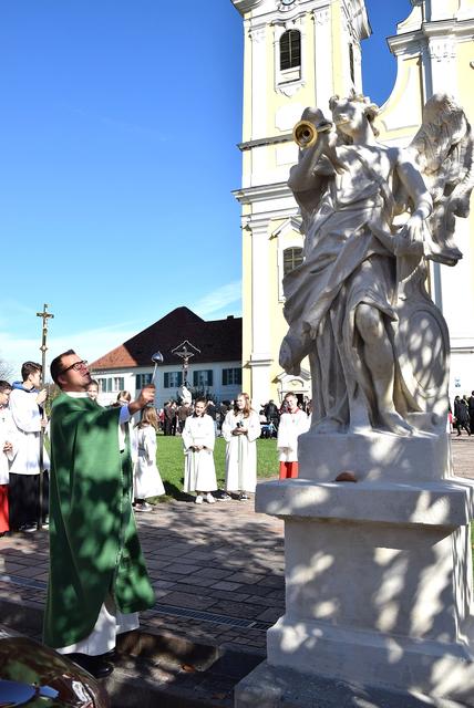 Kreuz und Marienstatue vor dem Pfarrhaus in St. Veit am Vogau. | Foto: Anton Barbic