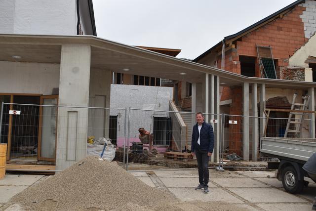 Bürgermeister Josef Müller vor dem "Burgstadl". Im Obergeschoss soll ein Veranstaltungsraum entstehen
