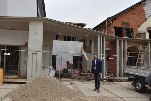 Bürgermeister Josef Müller vor dem "Burgstadl". Im Obergeschoss soll ein Veranstaltungsraum entstehen | Foto: Kristina Orasche