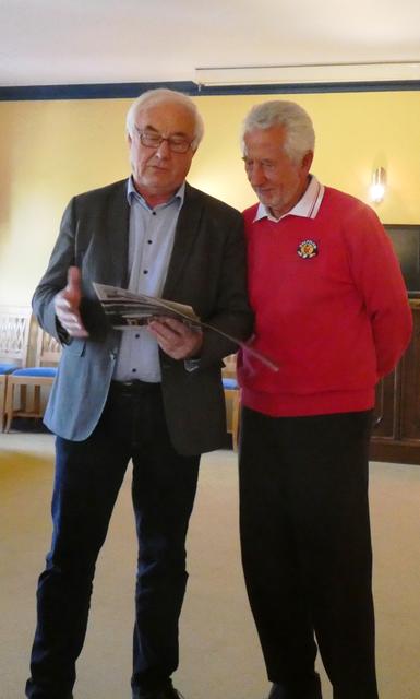 Otmar Gschwantner überreicht Erich Strasser die Ehrenmitgliedschaft im GC Lengenfeld