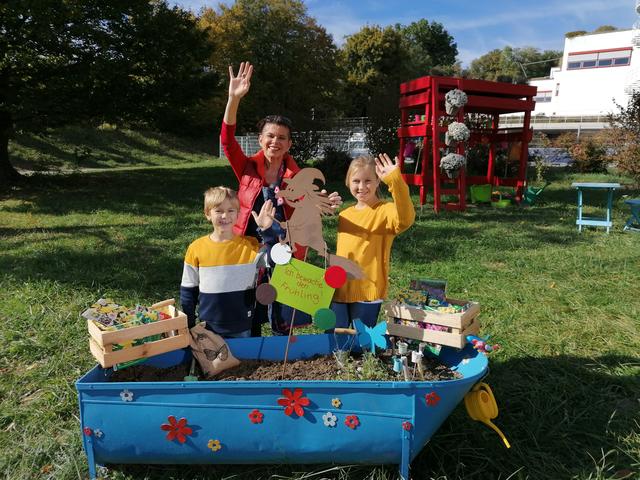 mit David und Mavie Engel beim Blumenzwiebeln setzen.