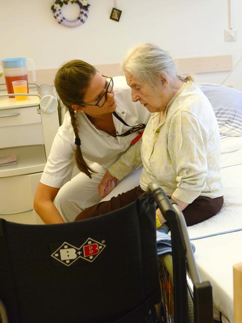 Im Bezirk Kitzbühel starten aufgrund der großen Nachfrage und des hohen Bedarfs an Pflegekräften weitere Pflegeausbildungen. | Foto: AMS