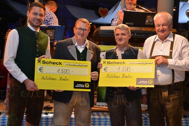 Scheckübergabe: das Autohaus Himler spendete je 1.500 Euro an den Lions Club und an den Rotary Club Fürstenfeld für wohltätige Zwecke.