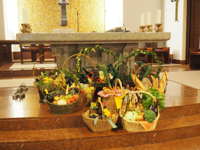 Der reichlich geschmückte Altar drückte die Ernte und bäuerliches Brauchtum an harter Arbeit aus.