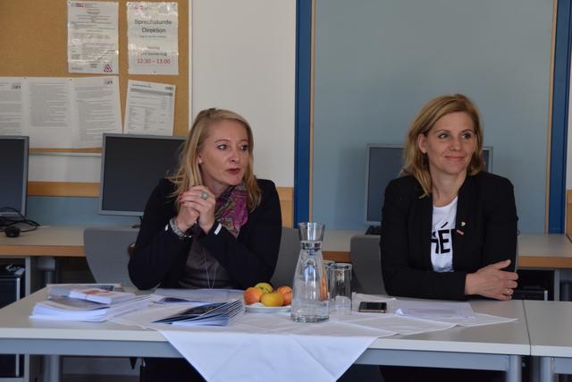 Karolina Holaus (l.) und Katrin Brugger setzten mit Ihren Worten den Startschuss für das Bundesseminar.  | Foto: Siegele