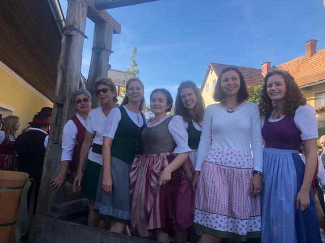Die flotte Damenriege beim traditionellen Traubentreten. | Foto: susanne.veronik