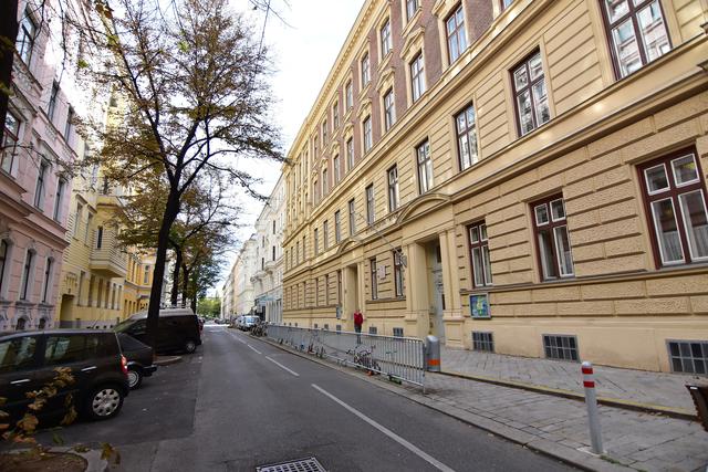 Die Neue Mittelschule in der Glasergasse wünscht sich Poller vor ihrem Gebäude. | Foto: Spitzauer