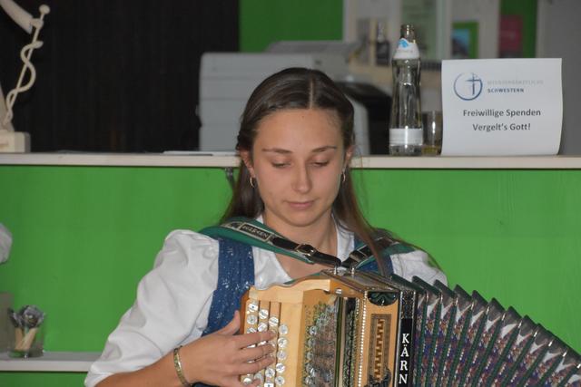 Lena-Maria Schlichtherle spielte zur musikalischen Umrahmung stimmungsvoll | Foto: Elisabeth Wintergerst