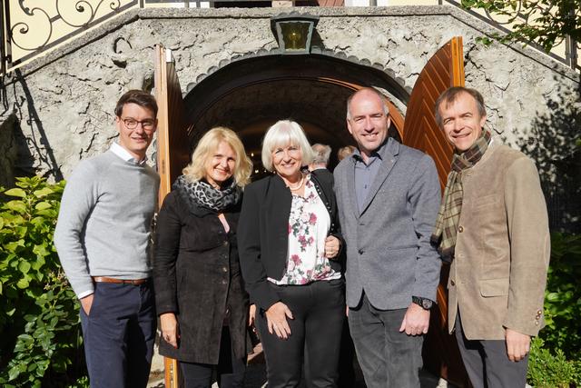 Vizebürgermeister Florian Scheicher, Schlossherrin Gabriela Spruzina, Vizebürgermeisterin Rosa Bock, Bürgermeister Alexander Stangassinger und Hausherr Claus Spruzina freuen sich über das neu eröffnete Café im Schloss Wiespach.