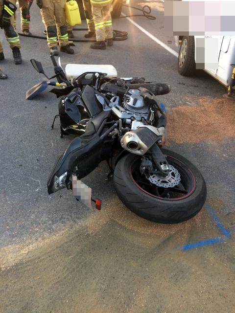 Bei der Kollision wurde der Motorradfahrer unbestimmten Grades verletzt.