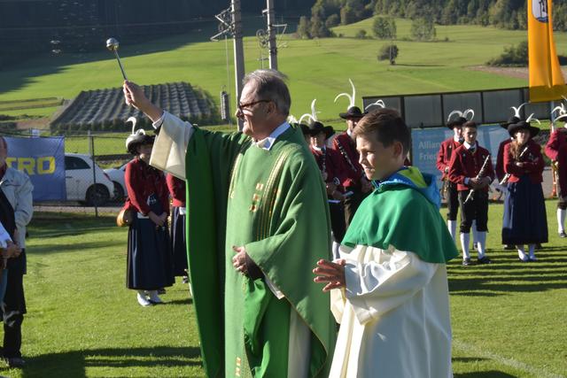 Pfarrer Josef Scheiring segnete das neue Vereinsheim.