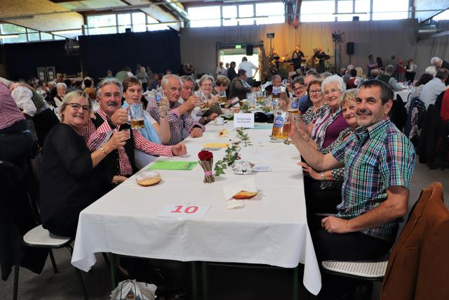 Hoch die Krüge hieß es für Manfred Wind (rechts) und Mitgliedern des PVÖ Ortsgruppe Sankt Oswald beim Herbstfest in Seiersberg-Pirka. | Foto: Edith Ertl