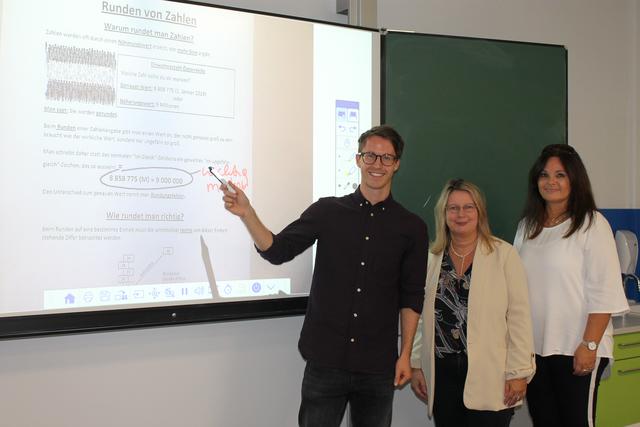 Lehrer Tobias Hinterberger, Bildungsmanagerin Doris Aflenzer, Direktorin Silvia Pichler.