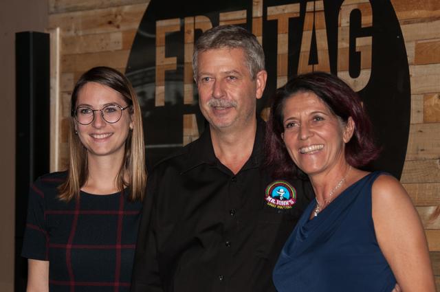 Die Freitagnacht-Macherinnen Tanja Thurner (l.) und Maria Thurnwalder (r.) mit Hausherr Adi Thurner (mitte).