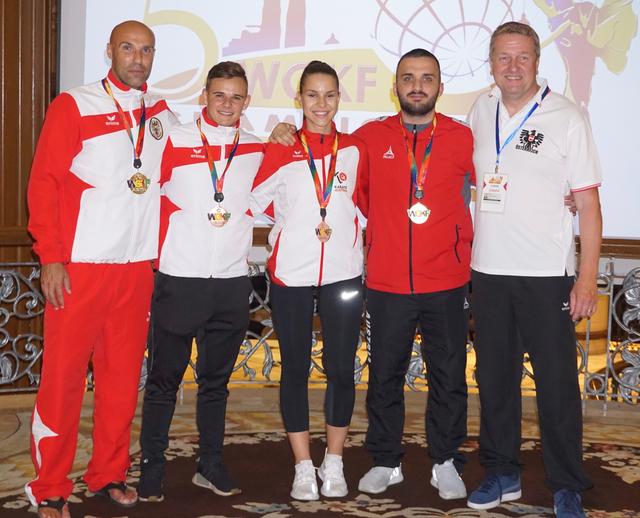 Amila Gojak mit ihren erfolgreichen Vereinskollegen und Trainer Gerhard Jedliczka (rechts). | Foto: Karateclub Fürstenfeld