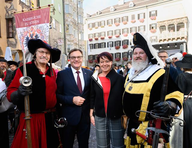 LH Günther Platter und Landtagspräsidentin Sonja Ledl-Rossmann beim Rundgang im Anschluss an die offiziellen Feierlichkeiten. Im Bild mit den "Kaiserliche zu Füssen".