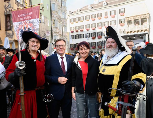 LH Günther Platter und Landtagspräsidentin Sonja Ledl-Rossmann beim Rundgang im Anschluss an die offiziellen Feierlichkeiten. Im Bild mit den "Kaiserliche zu Füssen".
 | Foto: © Land Tirol/Oss