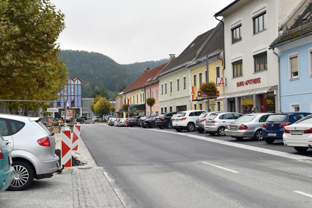 Die Straße wurde um 30 Zentimeter angehoben. So soll der Ortskern barrierefrei gemacht werden