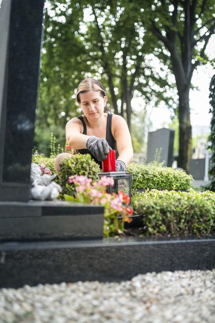 Gärtnerin Cornelia Schellmann bei der Arbeit.  | Foto: A. Balon