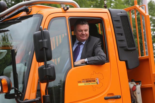 Landesrat Günther Steinkellner bei der Fahrt im Unimog