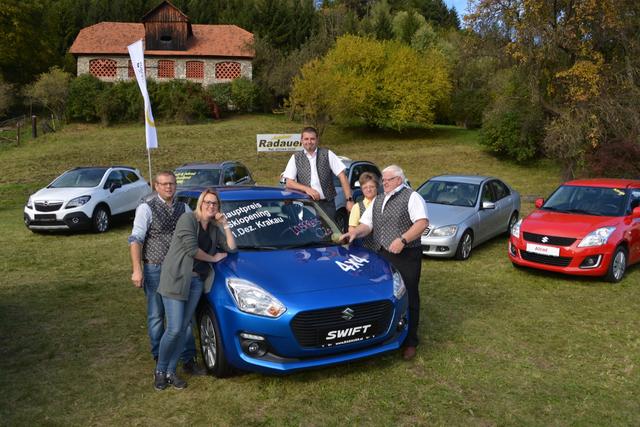 Die Familie Radauer präsentierte am Maxlaunmarkt unter anderem den Hauptpreis für das Schiopening im Schibezirk Krakau, einen nagelneuen Suzuki Swift.