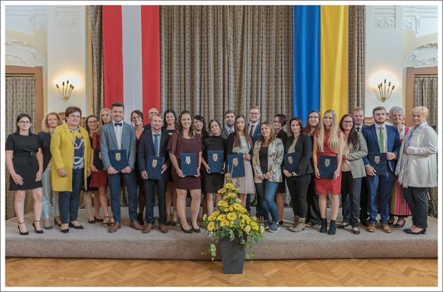 1. Reihe v.l.n.r.: Pflegepädagogin Sabine Farahmand, Abgeordnete zum NÖ Landtag Michaela Hinterholzer, Manuel Schartmüller, Thomas Freudenthaler, Elke Aigner, Jessica Lehrbaumer, Kerstin Wiesinger, Anna-Viktoria Schleifer, Sandra Galdberger, Angelika Steinbichler, Eunike Born, Andreas Seifert, Bürgermeisterin Ursula Puchebner
2. Reihe v.l.n.r.: Nicola Maier, Tanja Gabriel, Marie-Luise Nagl, Marlene Kandler, Dir. Christian Anders, Chiara Achleitner, Daniela Binder, Jakob Bill, Florian Kirchweger, Michaela Farfeleder, Sandra Fuchs-Flesch, Rene Mayr, Dir.Stv. Andrea Halbertschlager