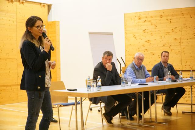 Thomas Koch, Paul Mascher und Martin Hohenegg (v.r.) hörten interessiert zu, was Bürger des Zugspitzkessels zu berichten hatten.