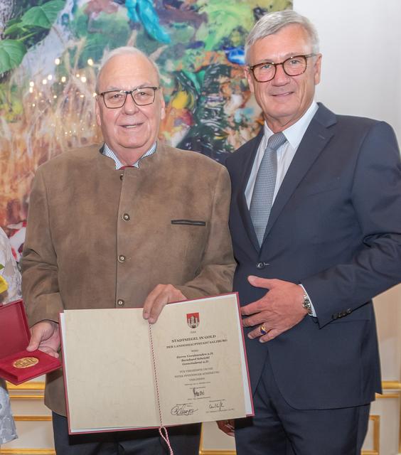 Bernd Scheichl das Stadtsiegel in Gold von Bgm. Harry Preuner entgegen.