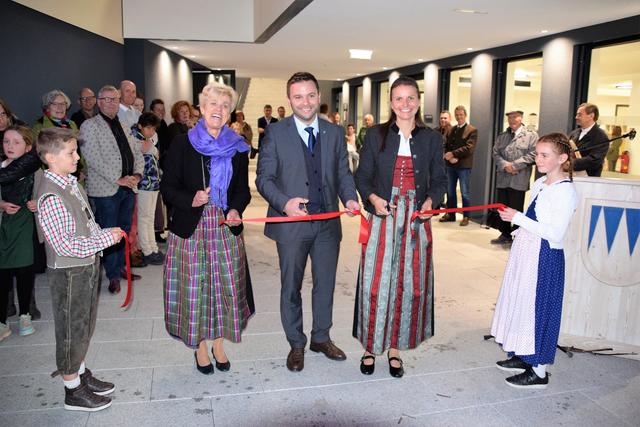 Nach der Segnung durch Pfarrer Imre Horvath eröffneten Direktorin Waltraud Hetzenauer, Bgm. Alexander Hochfilzer und Pflichtschulinspektorin Bettina Ellinger (v. li.) die neue Schule.