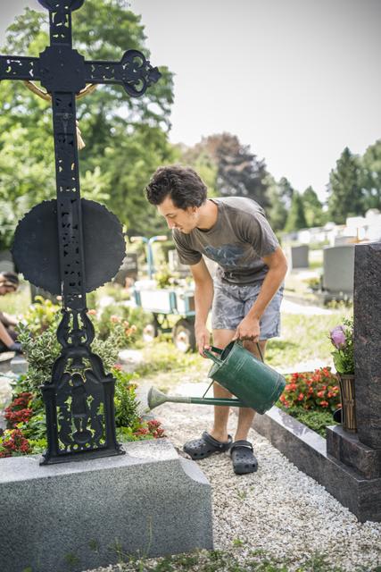 Kevin kümmert sich um die Grabpflanzen. | Foto: A. Balon