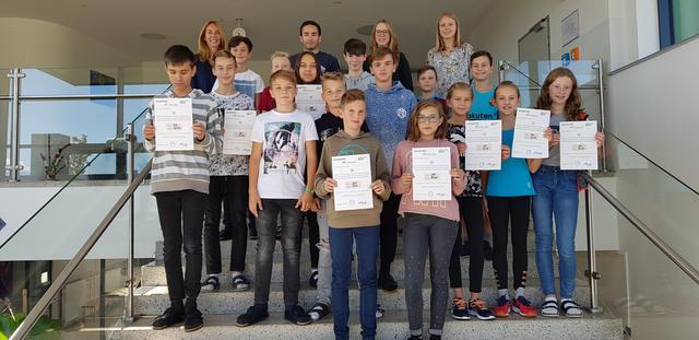 Benefiz-Lauf "LaufWunder": Die Kinder der NMS Friedberg  schnürten ihre Laufschühe für einen guten Zweck.  | Foto: NMS Friedberg