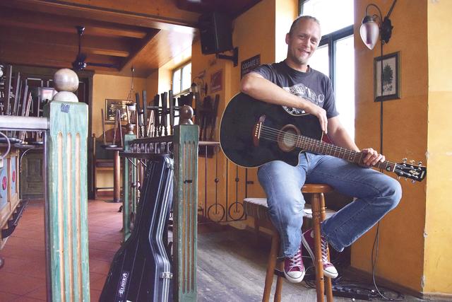 Beim Donaustädter Markus Winkler dreht sich alles um Musik. Am 19. Oktober gibt er im Café Falk sein Debüt mit "Da Winkla &amp; 4 Hödn". | Foto: Conny Sellner